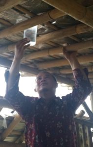 Andi Widiyanto memasang BOCARI di kios pasar ngat paingan