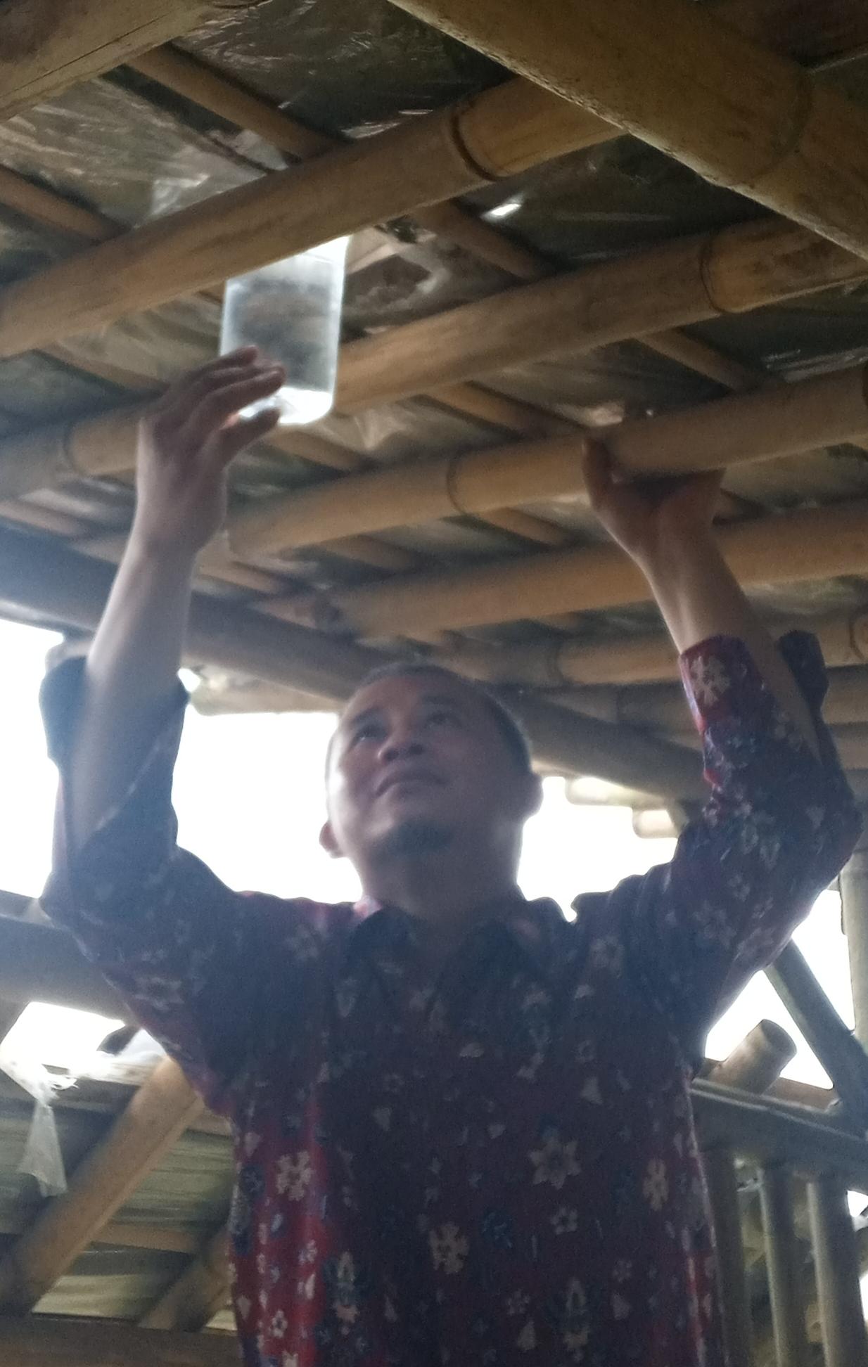 Andi Widiyanto memasang BOCARI di kios pasar ngat paingan